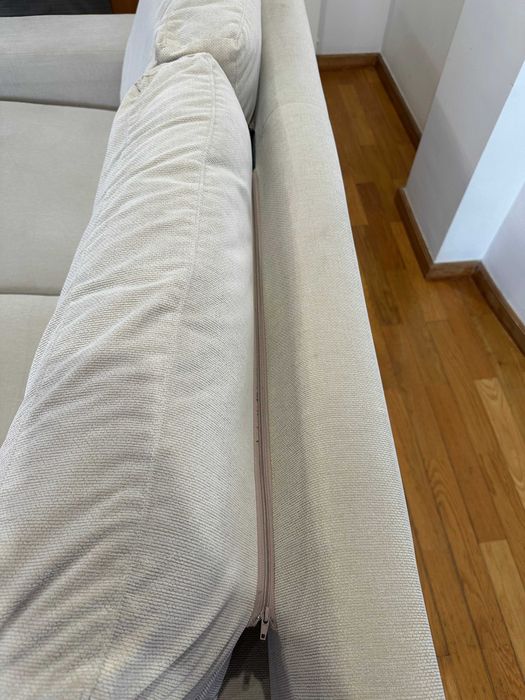 Sofá creme de dois lugares em bom estado