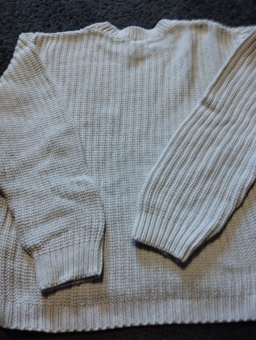 Sprzedam biały sweterek