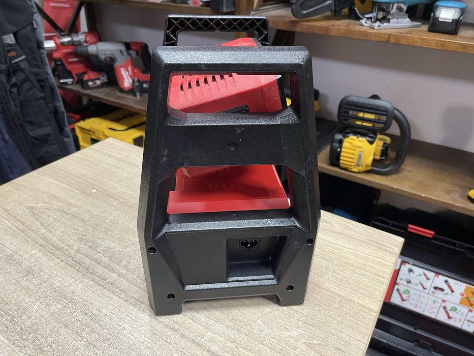 Milwaukee M18 HAL / акумуляторний ліхтар Мілвокі