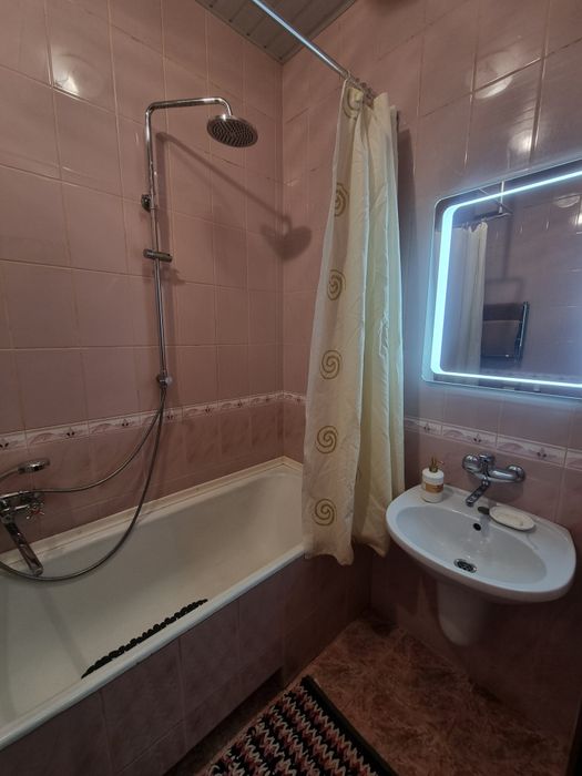 Світло є постійно.індивідуальне  опалення,квартира подобово