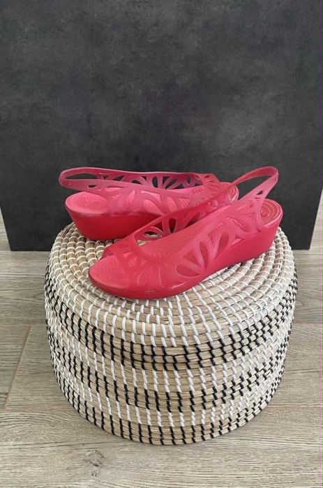 Crocs sandały na koturnie Adrina III Mini Wedge Candy Pink W9 39/40