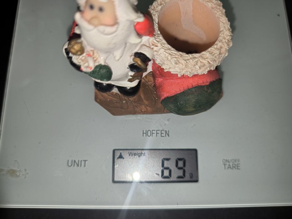 Suporte de velas Pai Natal
Suporte decorativo com tema de Pai Natal.
-