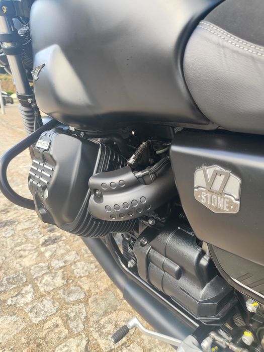 Moto Guzzi V7 Stone centenário como nova