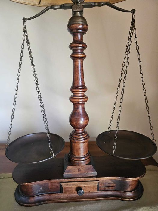 Candeeiro de Mesa com Abajour em Pergaminho e Base em Forma de Balança