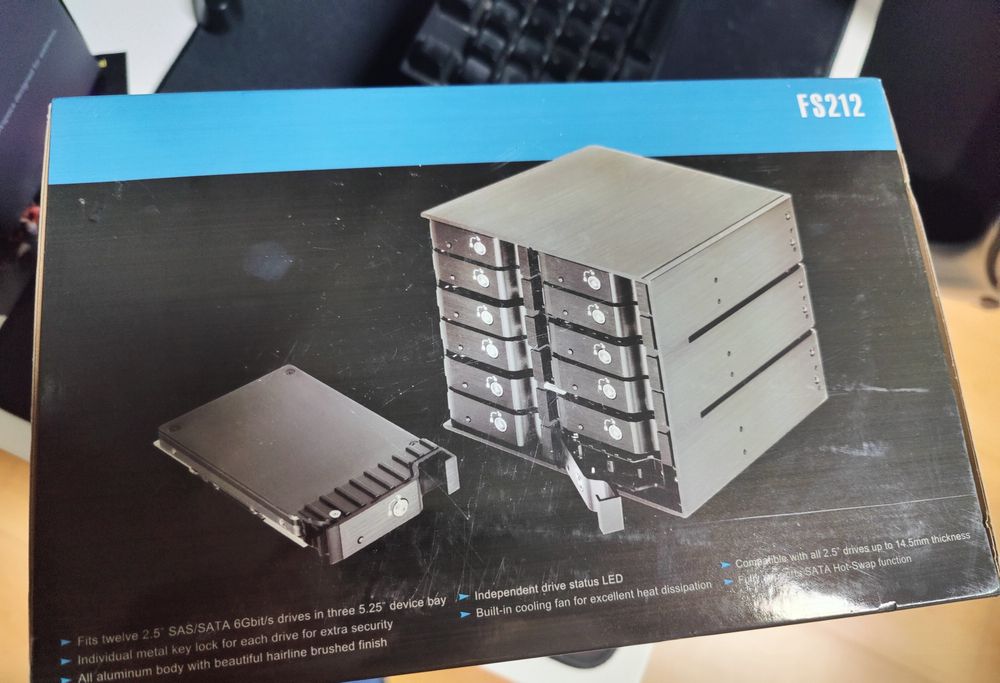12 baias para discos SATA FS212