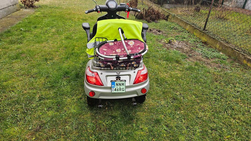 Skuter elektryczny trójkolowy