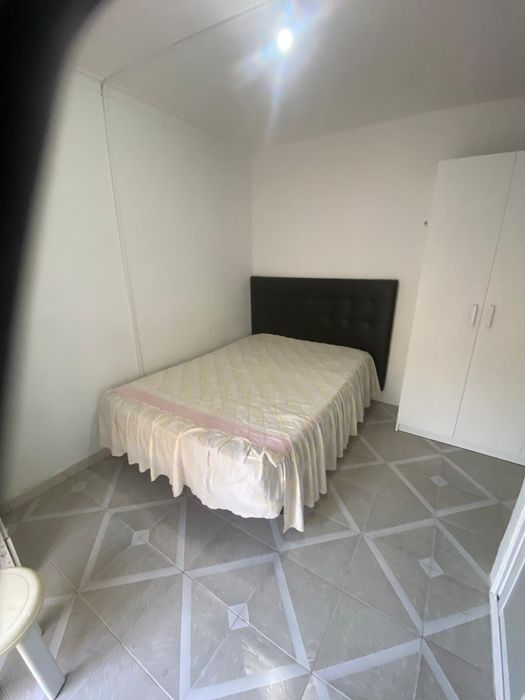 Aluga-se quarto nas Mercês