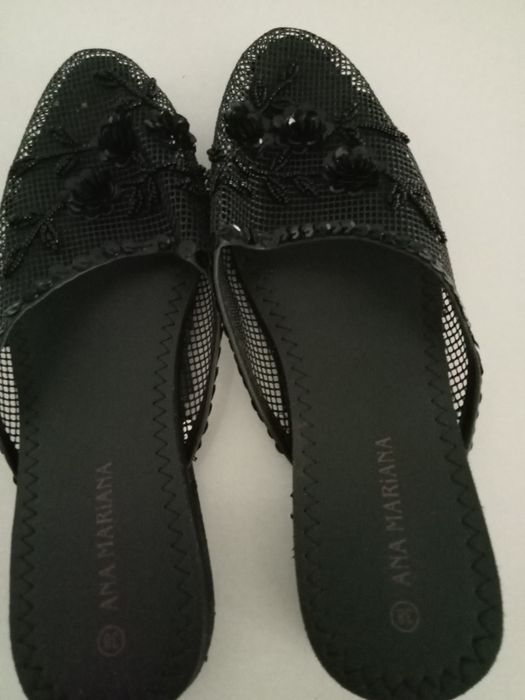 Vendo um par de chinelos, novos.