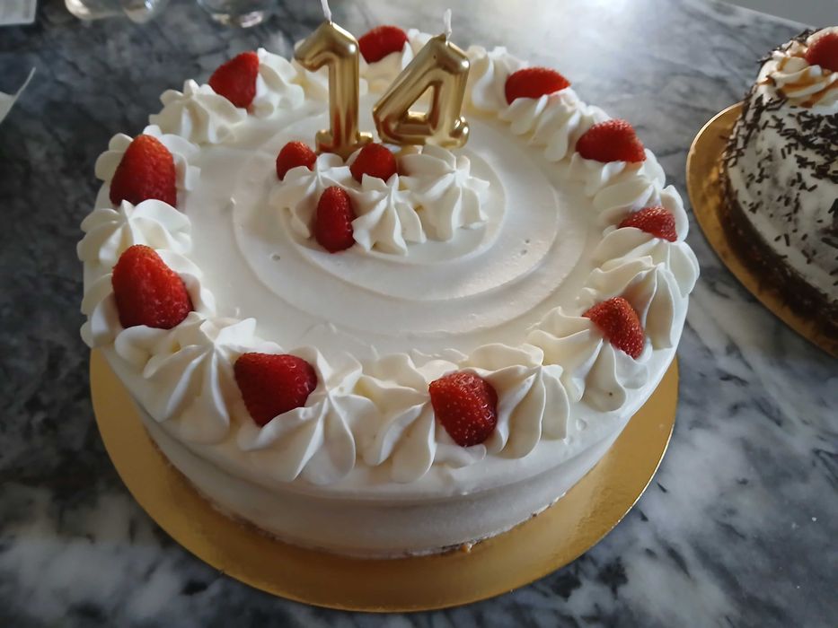 Bolos e outros doces (sobremesas) caseiros muito bons e a bom preço
