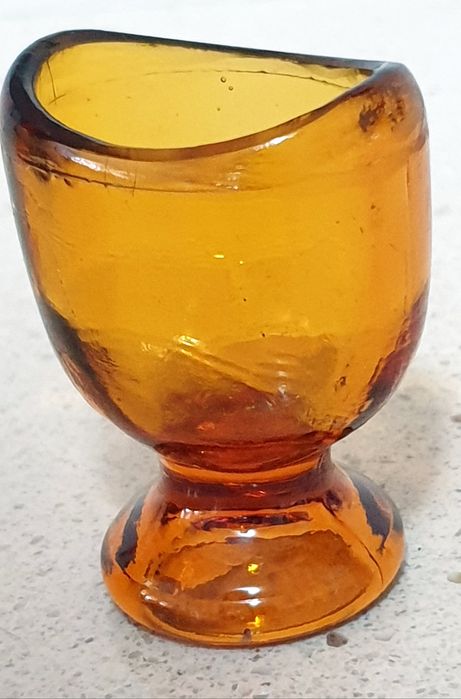 Lindo antigo copo de banho de olho em vidro âmbar