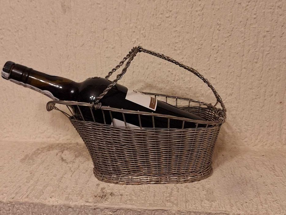 Suporte para garrafa em arame prateado