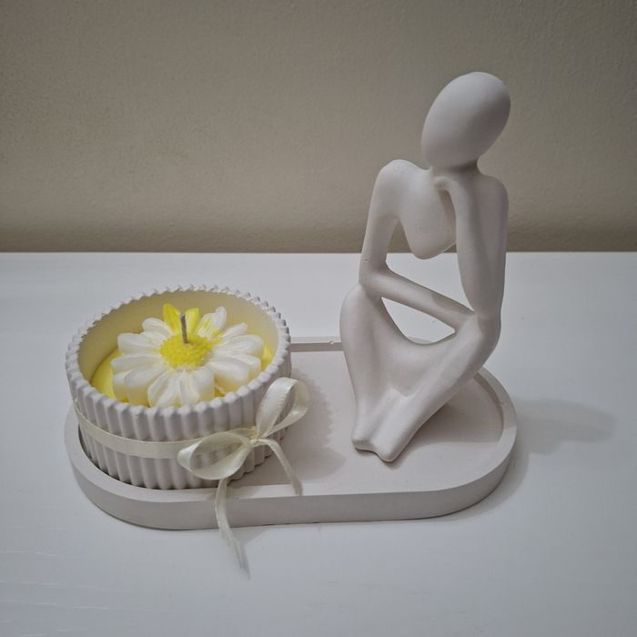 Peças em gesso e velas com cera de soja aromáticas