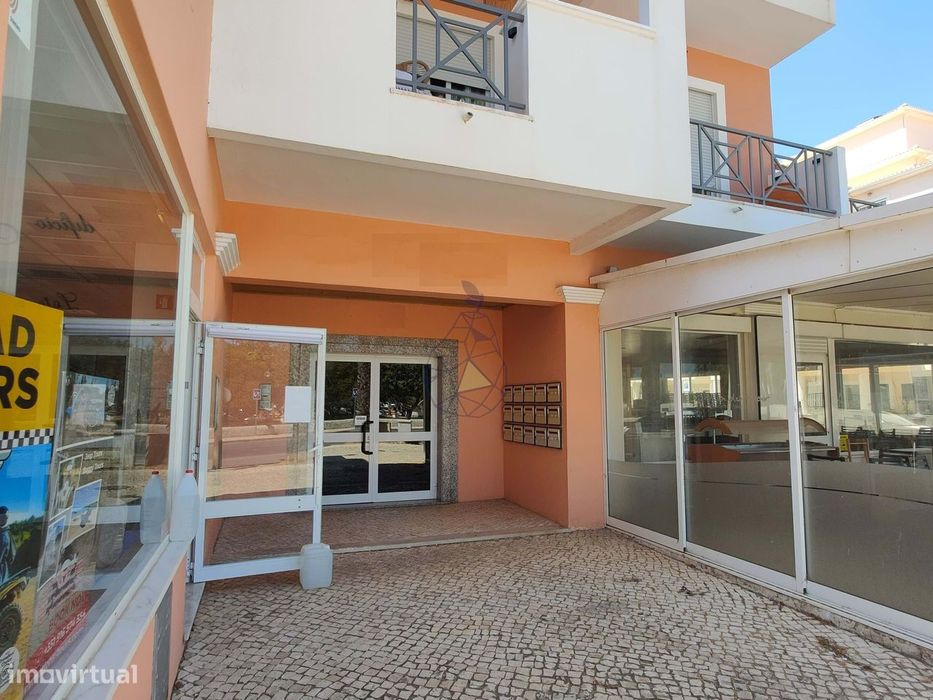 Apartamento T2 para arrendar ao ano na Praia de Armação de Pêra