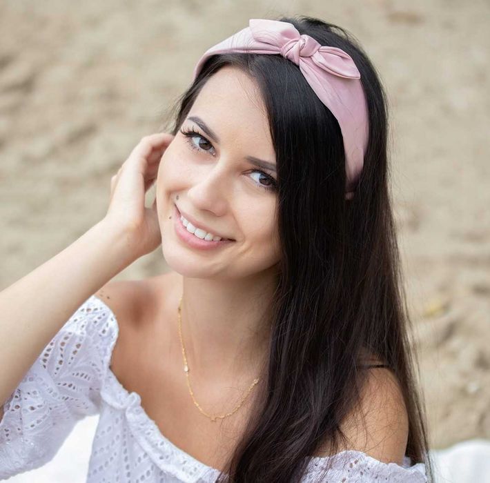 Różowa opaska z piękną kokardą