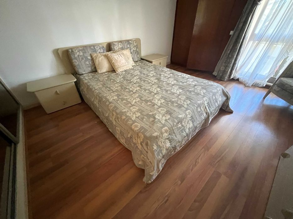 cama de casal com cabeceira e mesas de cabeceira