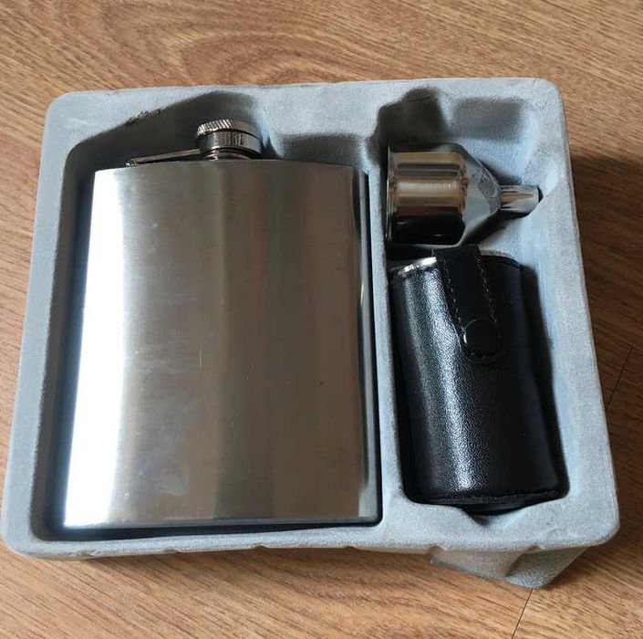 Garrafa/Cantil (Flask), com funil e 4 copos - aço inoxidável