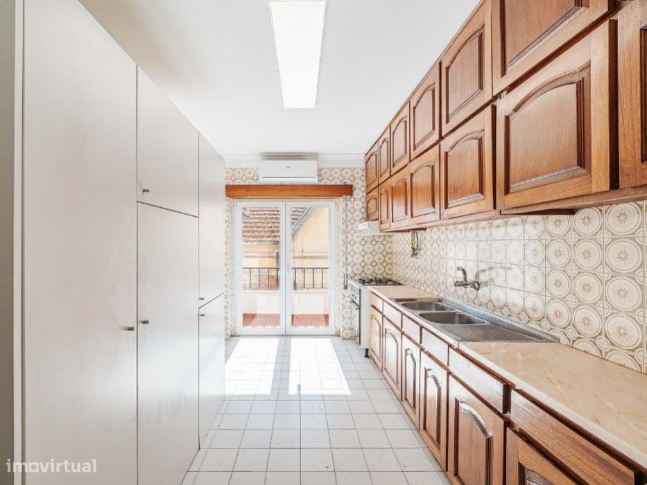 T2 com Logradouro e Parqueamento. Um Refúgio no Coração do Estoril