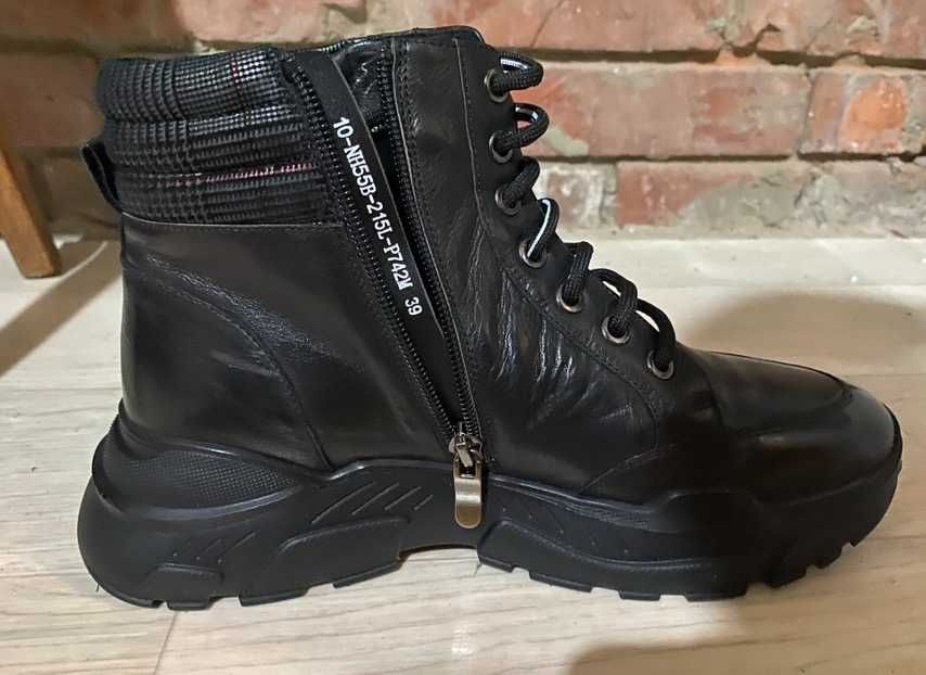 Жіноче взуття. Осінні чоботи. Ботікі.