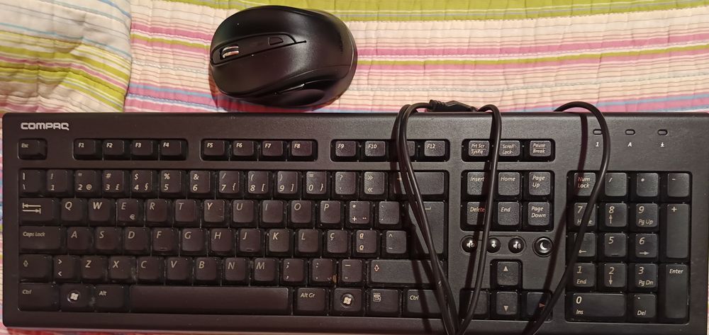 Teclado com fio da Compacto + Rato s/fios