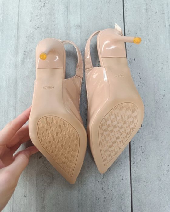 Piękne lakierowane szpilki beżowe nowe