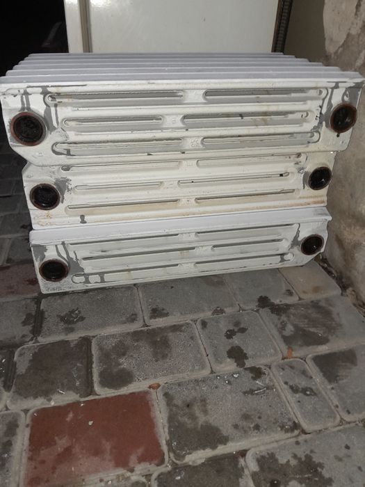 Продам чугуніе радияторі Чехія 2 по 6 1 по 7 19 секцій по 400 г за сек