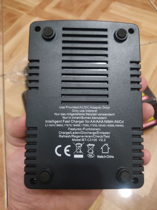 Розумний зарядний пристрій 18650 OPUS BT-C3100 для батарейок