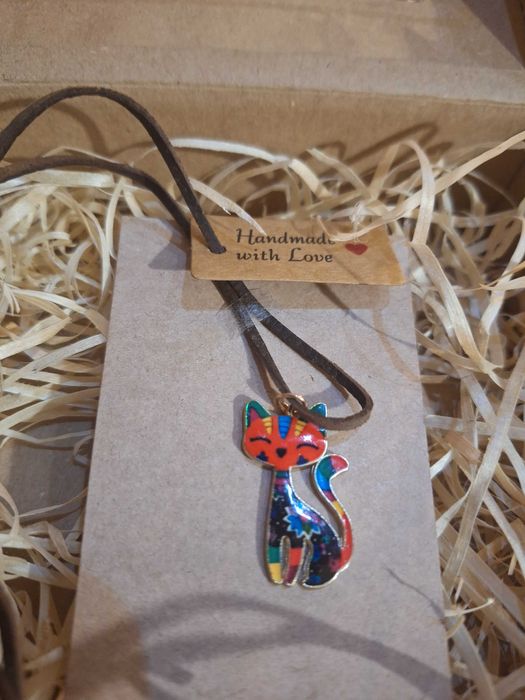 upominek,naszyjnik na rzemyku,zawieszka kot malowana