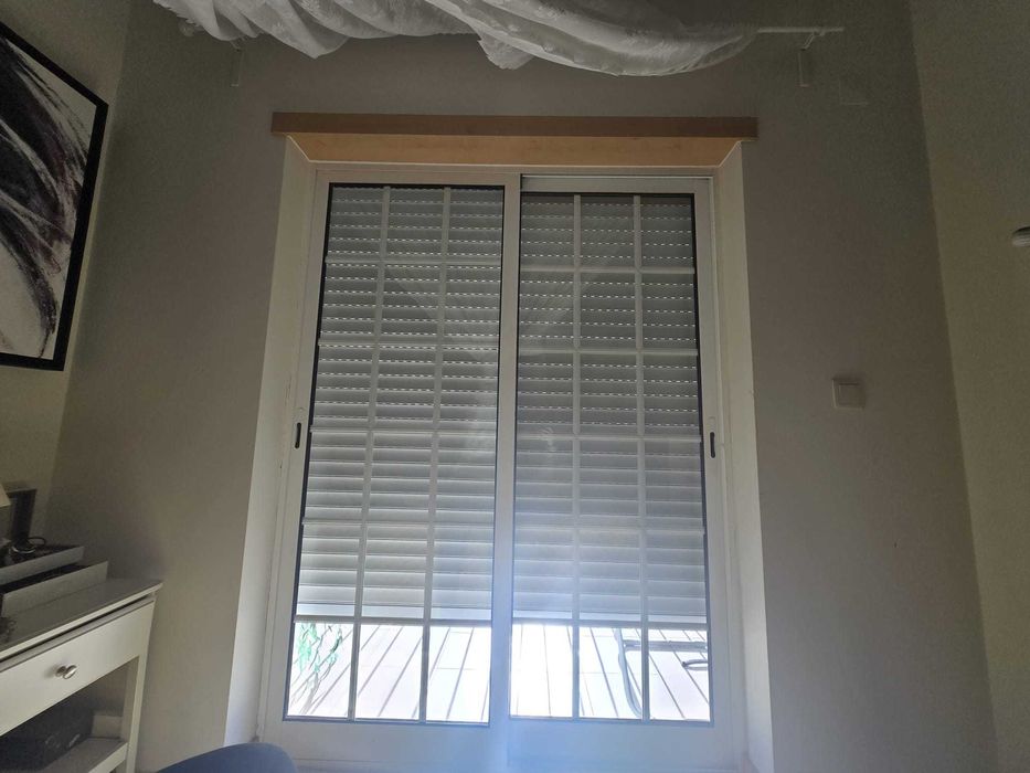 Janelas e porta em alumínio branco em bom estado