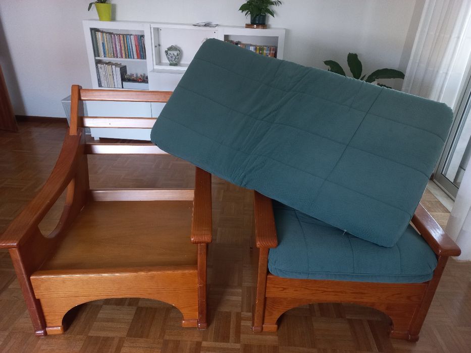 Conjunto: 2 poltronas  em madeira maciça