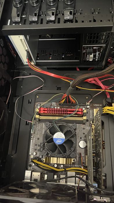 Monitor komputerowy/komputer /// LG Flatron z klawiaturami  komputerem
