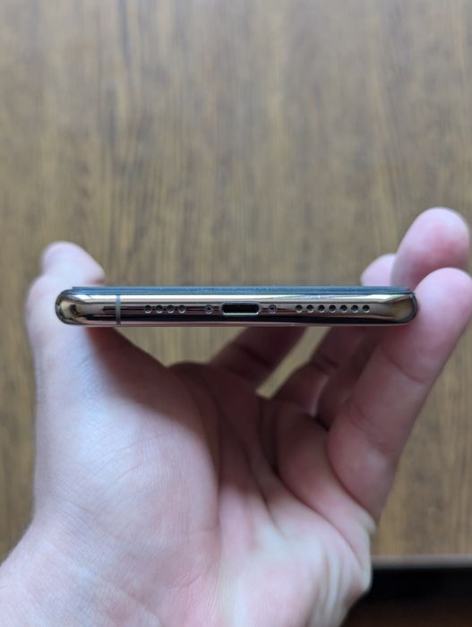 iPhone XS Max 256GB Neverlock у золотистому

кольорі.