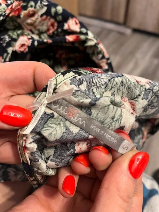 Sukienka w kwiaty rozkloszowana S zamek