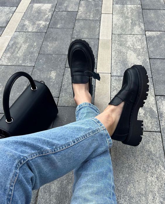Чорні класичні шкіряні лофери