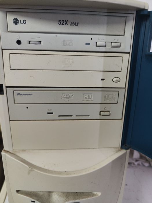 Torre e monitor antigo