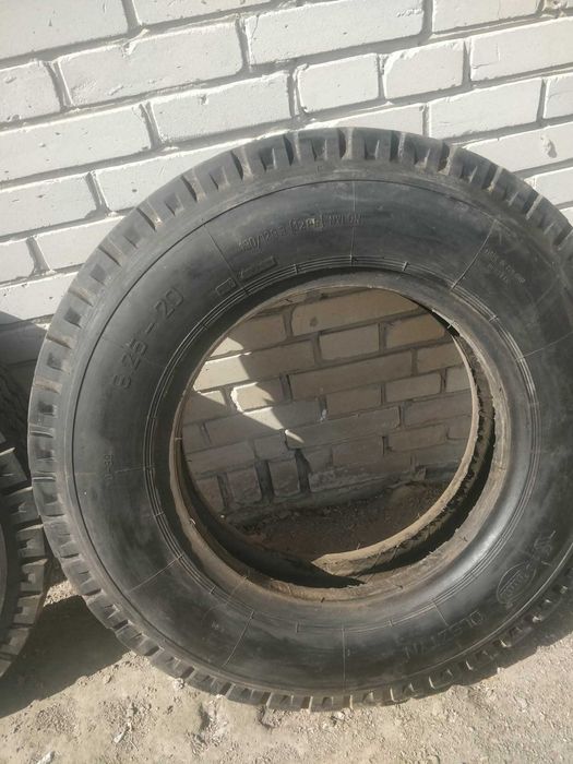 Opony do przyczepy | 2 sztuki | Rozmiar 8.25-20 | Stan bardzo dobry