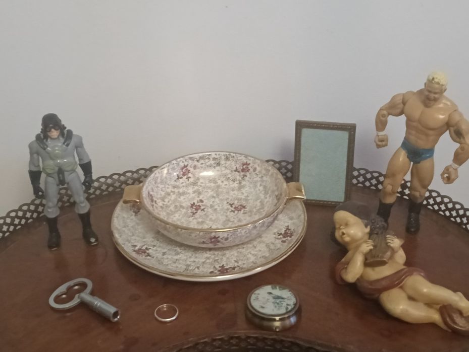 Artigos diversos , porcelana, bonecos colecionaveis..