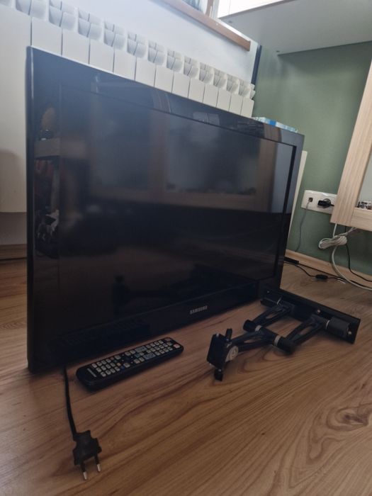 Samsung LE32D400E1W (32", HD Ready)+ ramie do zamocowania na ścianę