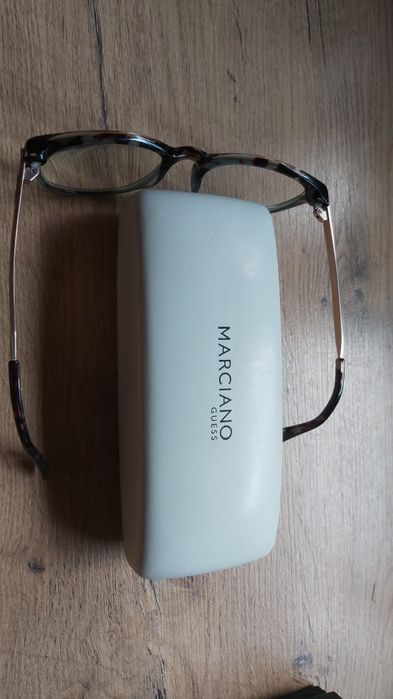 Oprawki Guess plus etui i pudełko.