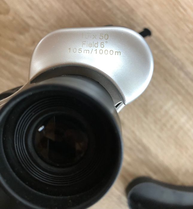 Sprzedam lornetkę o parametrach 10x50, 6 stopni, 105m/1000m +pokrowiec