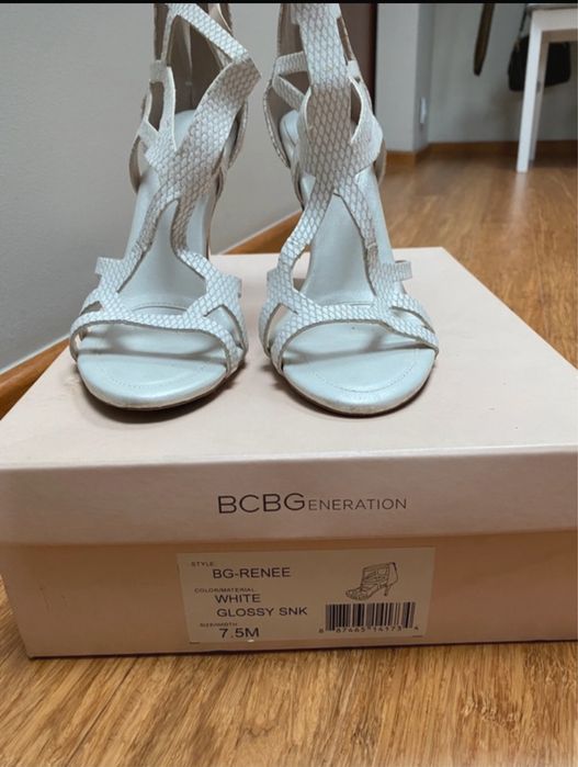 Szpilki damskie, sandały.