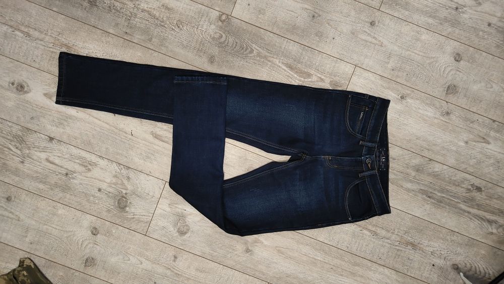 Джинси на підлітка.