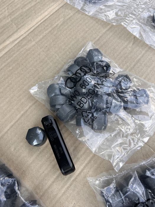 Декоративний ковпачок на болти Audi , 8w0600026