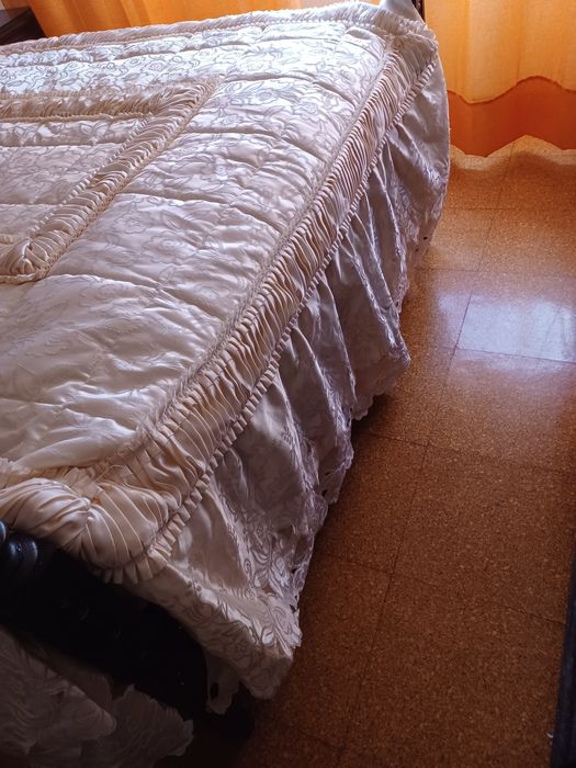 Colcha de casal em cetim, rosa,com folhos