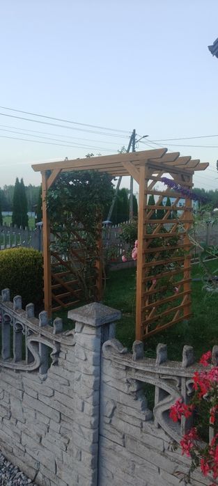 Drewniane kratki ogrodowe / pergola na rośliny – dekoracja ogrodu