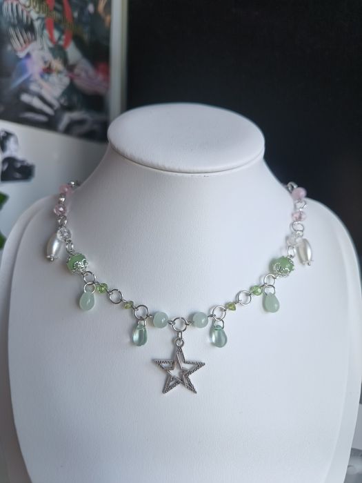 regulowany handmade naszyjnik z gwiazdka zielono rozowy