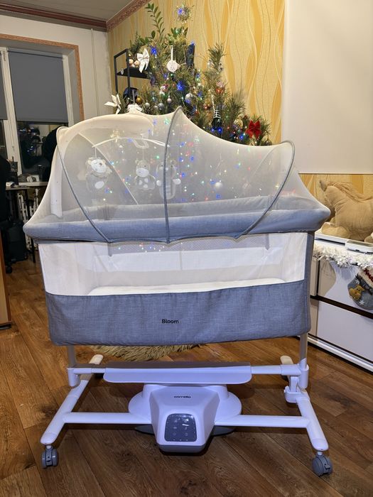 Ліжечко-заколисуючий центр Carrello Bloom