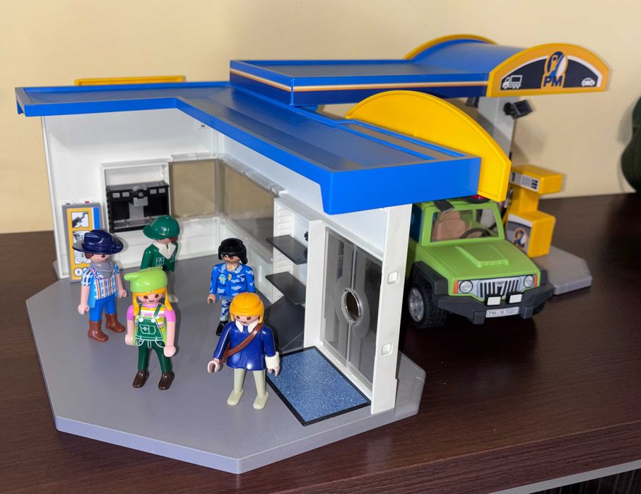 Duża Stacja Benzynowa Playmobil City Life 70201 z samochodem i figurkami