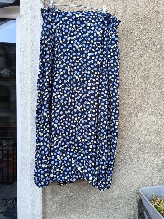 Spódniczka midi granatowa w kwiaty z wiskozy 48