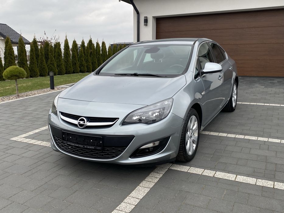Opel Astra Benzyna sedan lift
