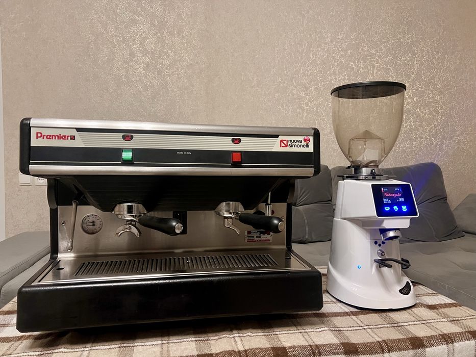 Комплект. Кофемашина и кофемолка. Simonelli и Fiorenzato f64e